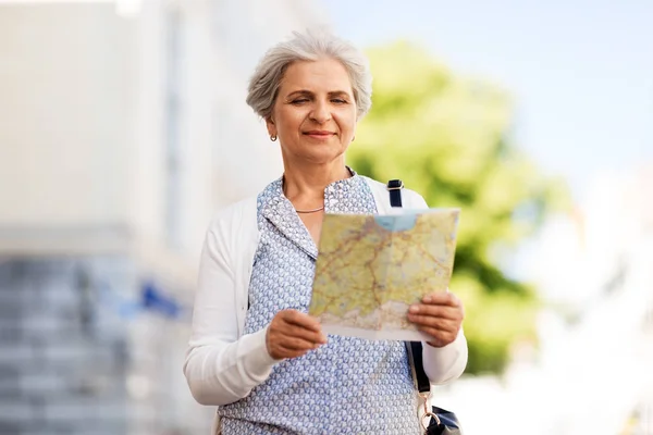 Mulher sênior ou turista com mapa na rua da cidade — Fotografia de Stock