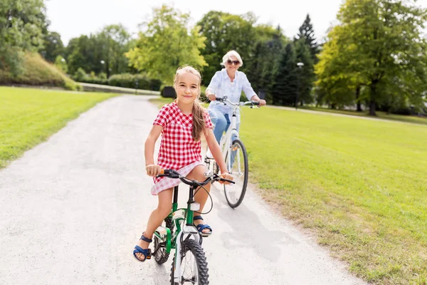 祖母和孙女骑自行车在公园 — 图库照片