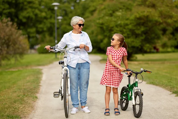 Oma en kleindochter met fietsen — Stockfoto