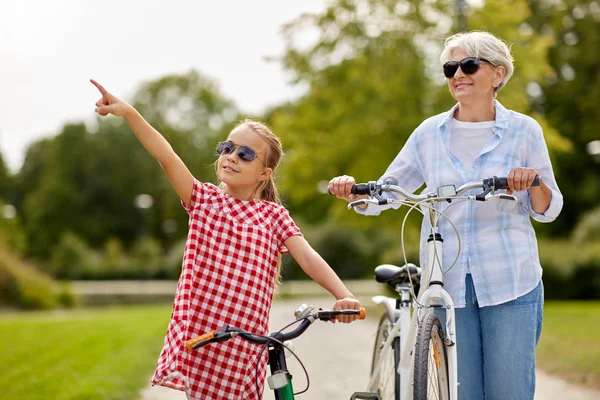 Grandmother and granddaughter with bicycles — Stock Photo, Image