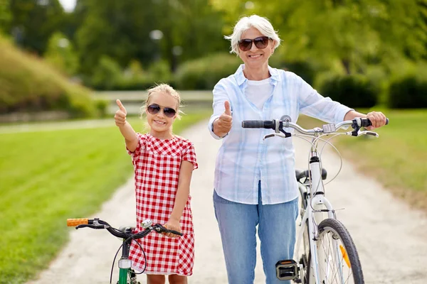 Grand-mère et petite-fille avec des vélos — Photo