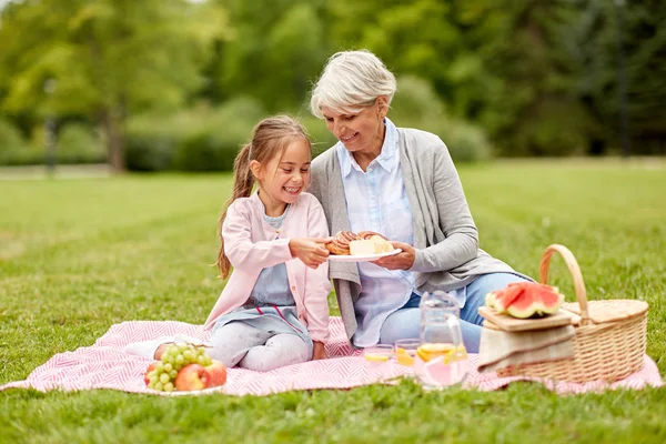 Abuela y nieta en el picnic en el parque — Foto de Stock