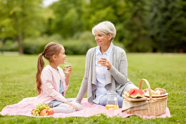 Mormor och barnbarn på picknick i parken — Stockfoto