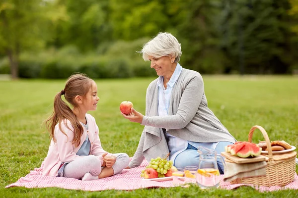 Mormor och barnbarn på picknick i parken — Stockfoto