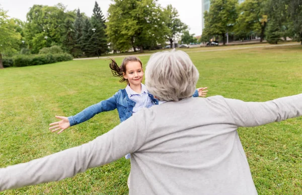 Büyükanne ve torunu parkta oynarken — Stok fotoğraf