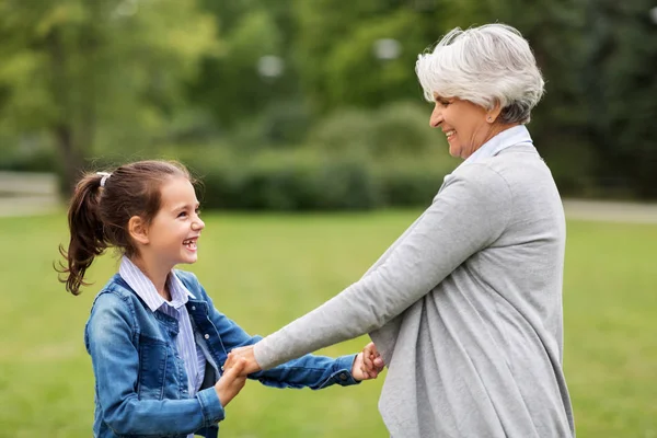 Abuela y nieta jugando en el parque —  Fotos de Stock