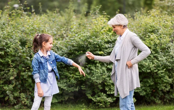 Concepto Familia Ocio Personas Abuela Feliz Nieta Aplicando Aerosol Repelente —  Fotos de Stock