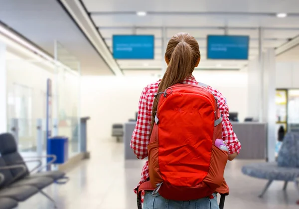 Mujer joven con mochila sobre la terminal del aeropuerto — Foto de Stock