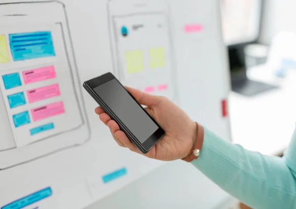 スマート フォンを持っている ui デザイナーや開発者の手 — ストック写真