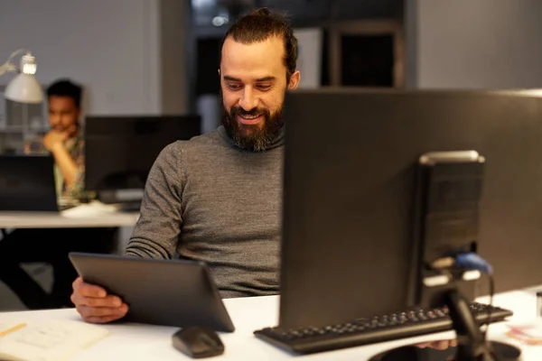 Hombre creativo con computadora trabajando hasta tarde en la oficina —  Fotos de Stock