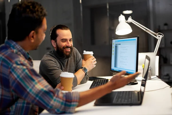 Kreativteam trinkt Kaffee im Nachtbüro — Stockfoto