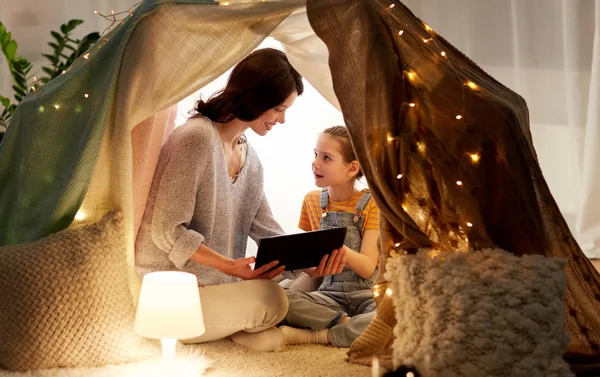 Famiglia con tablet pc in tenda per bambini a casa — Foto Stock