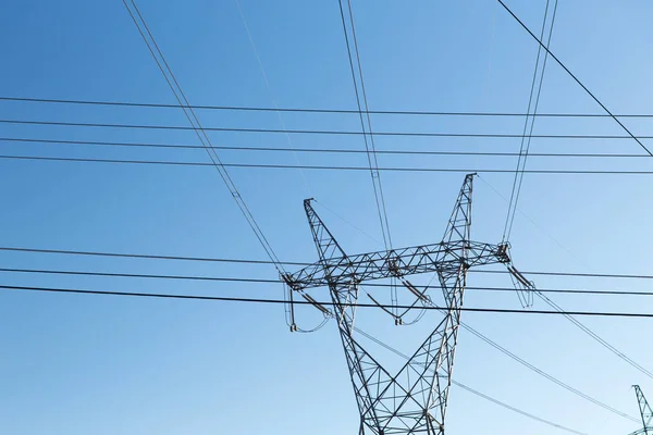 Torre di trasmissione e linea elettrica sopra cielo blu — Foto Stock