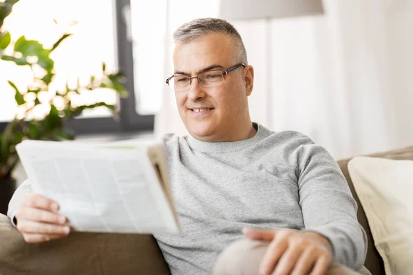 Hombre leyendo el periódico en casa — Foto de Stock