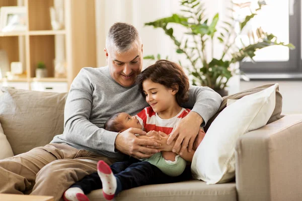Szczęśliwy ojciec z synem preteen i dziecka, w domu — Zdjęcie stockowe