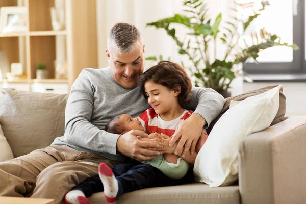 Padre feliz con preadolescente e hijo bebé en casa — Foto de Stock