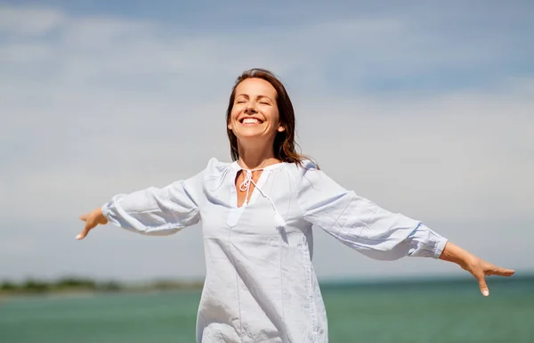 Gelukkig lachende vrouw op zomer-strand — Stockfoto