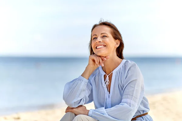 Heureuse femme souriante sur la plage d'été — Photo