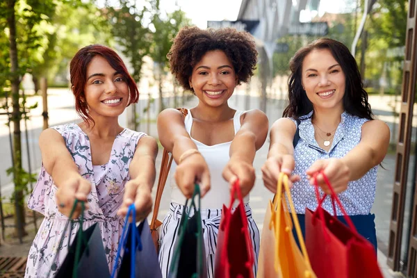 Sprzedaż Konsumpcjonizm Ludzi Pojęcie Szczęśliwy Młodych Kobiet Torby Zakupy Ulicy — Zdjęcie stockowe