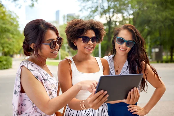 Kobiety z komputera typu tablet na ulicy w lecie — Zdjęcie stockowe
