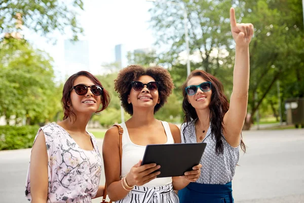 Mujeres con tableta PC en la calle en verano — Foto de Stock