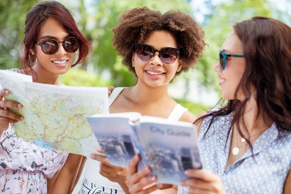 Donne con mappa e guida sulla strada in estate — Foto Stock