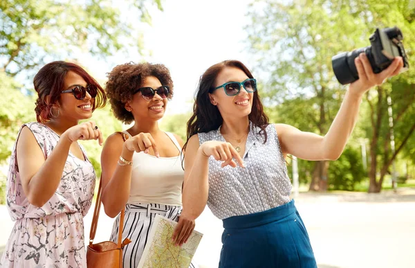 Mujeres con mapa viajando y grabando video blog — Foto de Stock