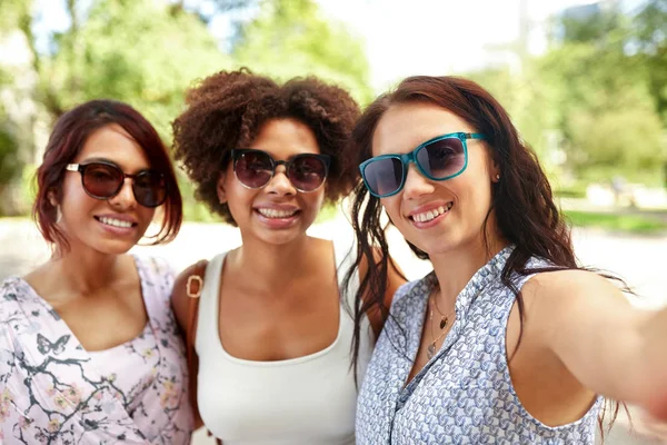 Female Friendship People Leisure Happy Young Women Sunglasses Summer Park — Stock Photo, Image