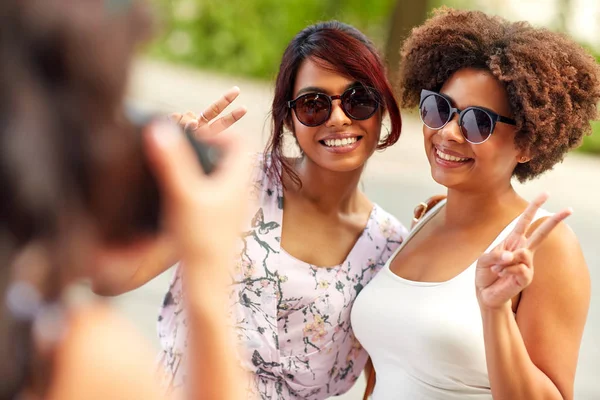 Mulher fotografar seus amigos no parque de verão — Fotografia de Stock