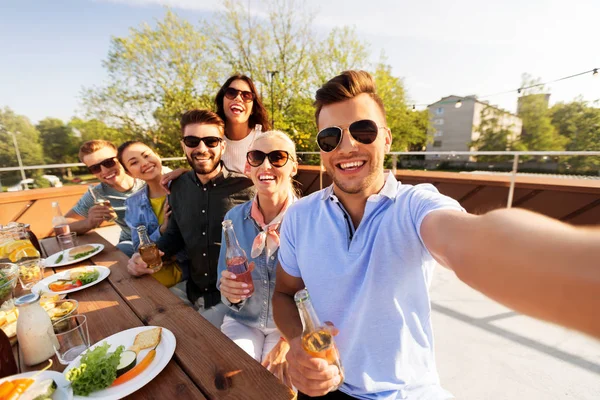 Ευτυχείς φίλοι λήψη selfie σε πάρτι στον τελευταίο όροφο — Φωτογραφία Αρχείου
