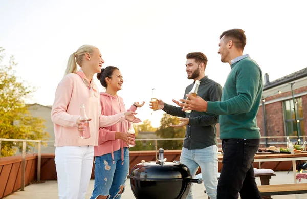 Щасливі друзі мають вечірку з барбекю на даху — стокове фото