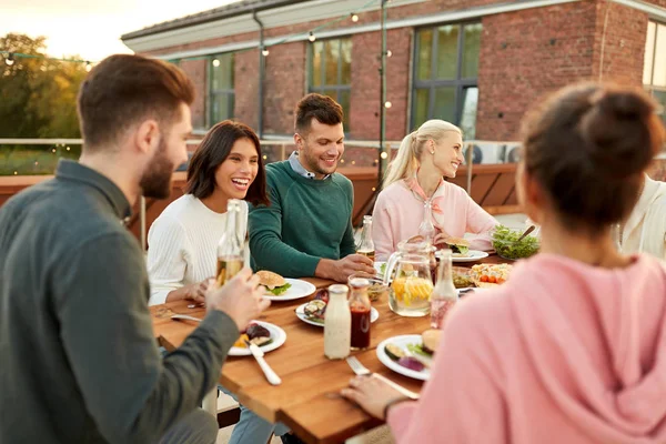 Amis dînant ou faisant la fête sur le toit en été — Photo