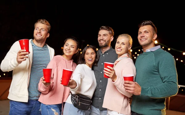 Amis avec des boissons à la fête sur le toit — Photo