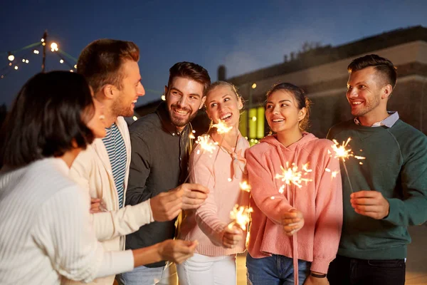 Boldog meg a csillagszórók tetőtéri Party Stock Kép