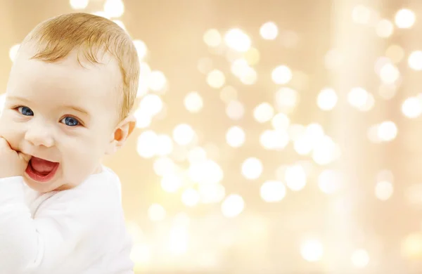 Κοντινό πλάνο της γλυκό μωρό πάνω από τα φώτα των Χριστουγέννων — Φωτογραφία Αρχείου