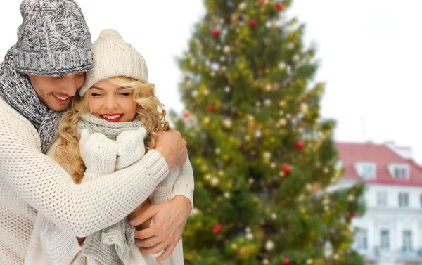 Счастливая пара, обнимающая рождественскую елку — стоковое фото