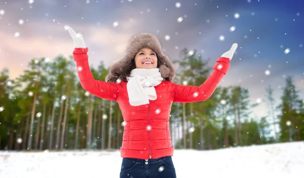 Mulher feliz em chapéu de pele sobre floresta de inverno — Fotografia de Stock