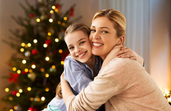 Feliz sorrir família abraçando em casa no Natal — Fotografia de Stock