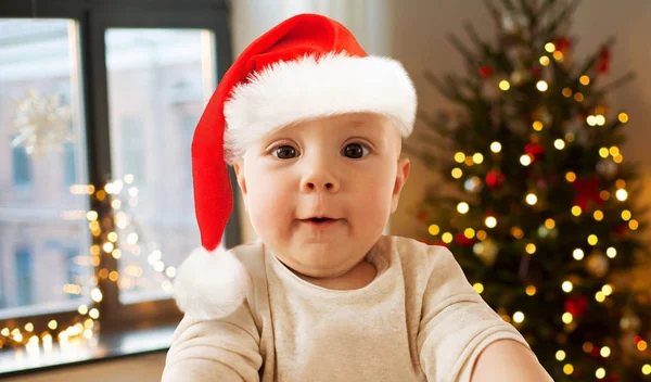 Хлопчик у капелюсі Санти бере селфі на Різдво — стокове фото