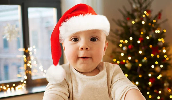 Menino em santa chapéu tomando selfie no Natal — Fotografia de Stock