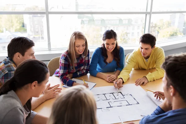 Bildung Architektur Und Menschen Konzept Gruppe Lächelnder Studenten Mit Blaupause — Stockfoto