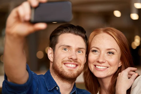 Pár selfie brát do smartphone v restauraci — Stock fotografie