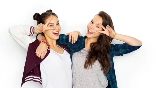 Glückliche Teenager-Mädchen, die sich umarmen und Friedenszeichen zeigen — Stockfoto