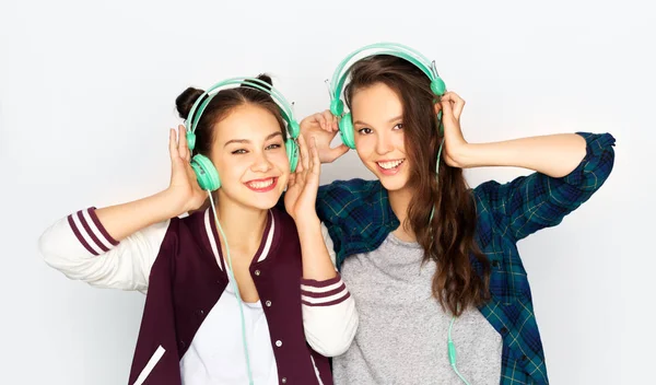 Девочки-подростки в наушниках слушают музыку — стоковое фото