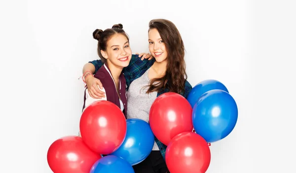 Счастливые девочки-подростки с гелиевыми шариками — стоковое фото