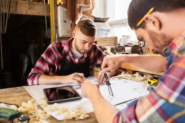 Tischler mit Bauplan und Trennwänden in der Werkstatt — Stockfoto