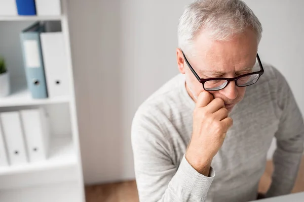 Gros plan de senior homme dans lunettes pensée — Photo