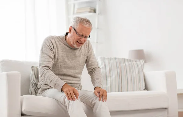 Senior leidet zu Hause unter Knieschmerzen — Stockfoto