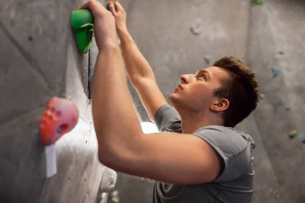 Jovem se exercitando no ginásio de escalada indoor — Fotografia de Stock