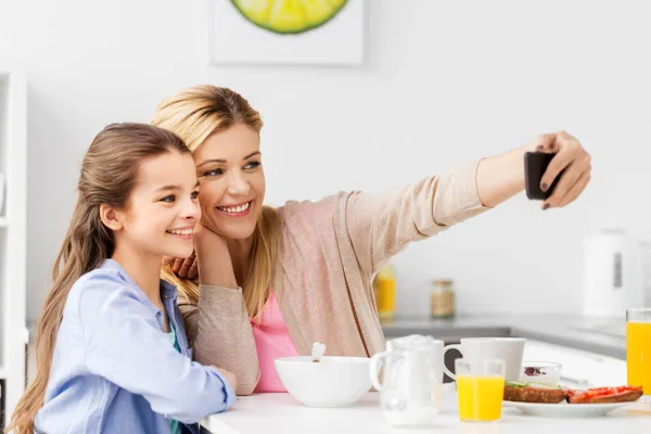 Aile alarak selfie yanında kahvaltıda smartphone — Stok fotoğraf